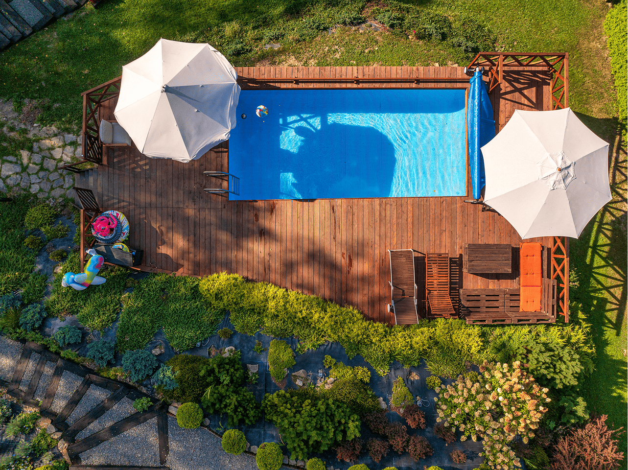 Basen z podgrzewaną wodą i leżakami – agroturystyka w górach z basenem