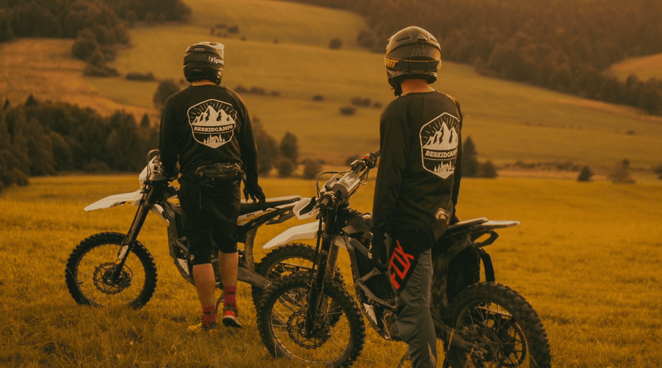 Dwa crossy elektryczne na tle Beskidu Niskiego