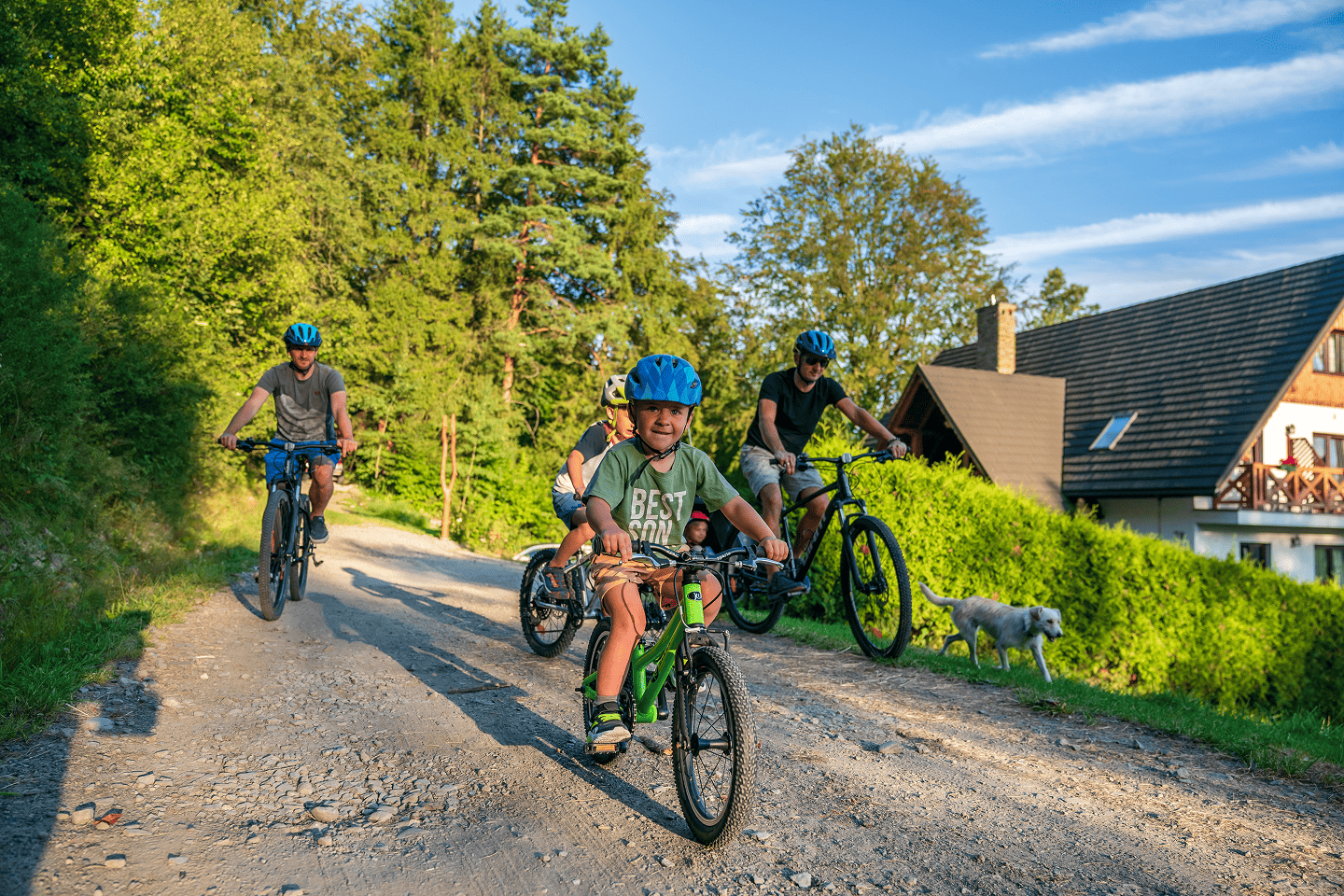 Dzieci 22 dzieci na rowerach bezpieczne wakacje w gorach