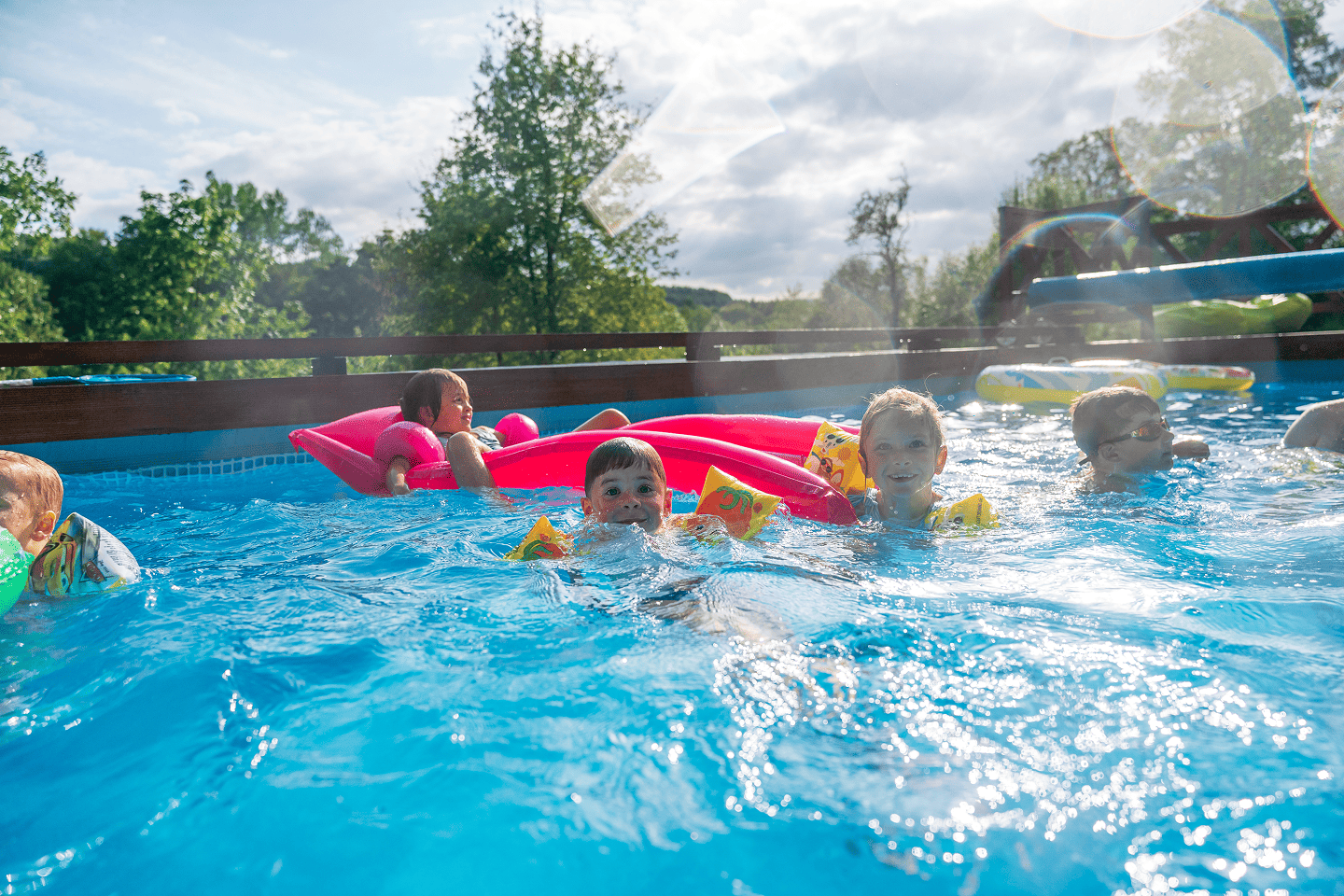 Dzieci 24 dzieci w basenie agroturystyka tarninowe wzgorze