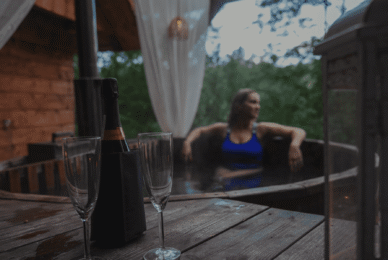 Gorąca balia w lesie z jacuzzi