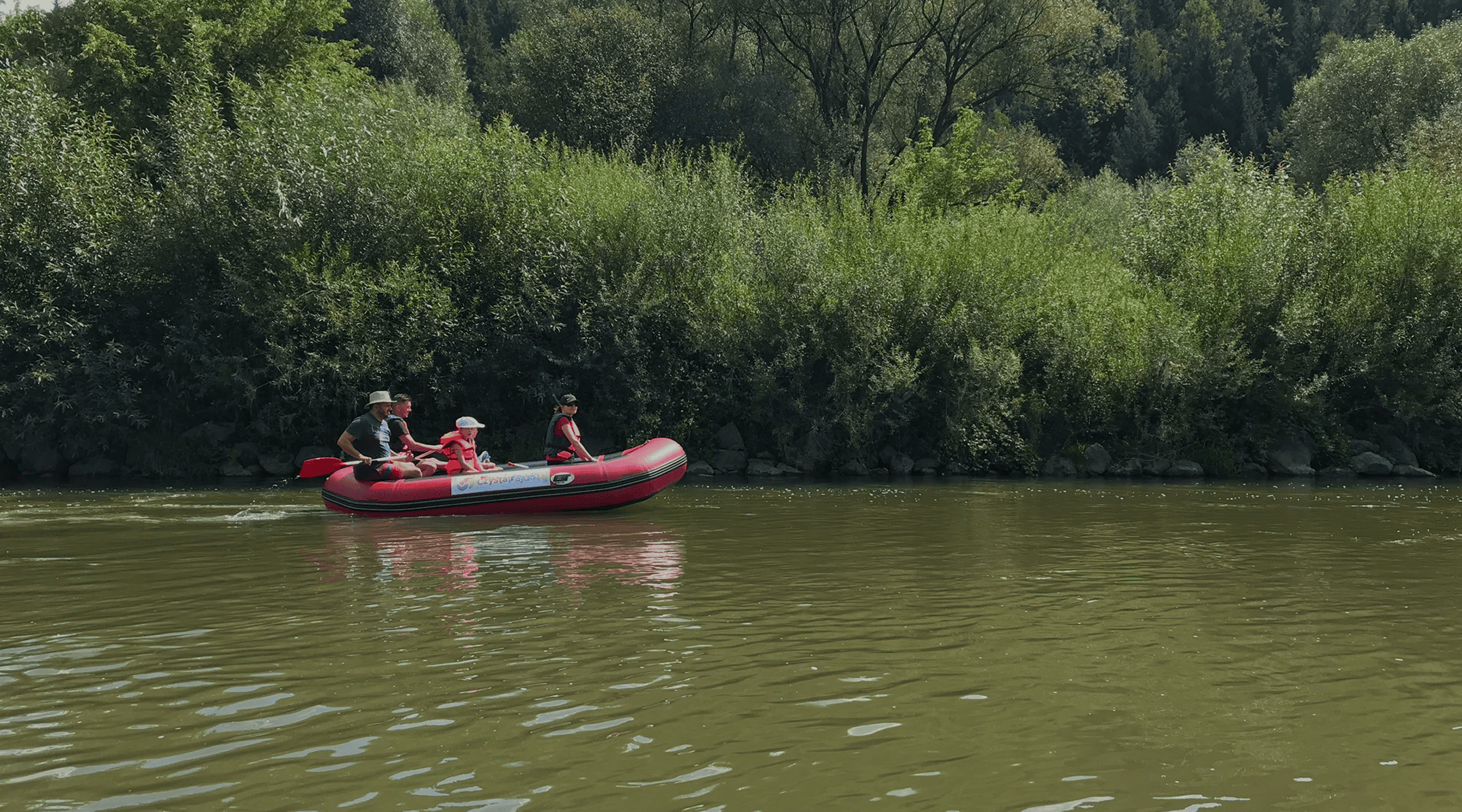 Spływ pontonem na Popradzie – wakacje z dziećmi w Beskidzie Niskim