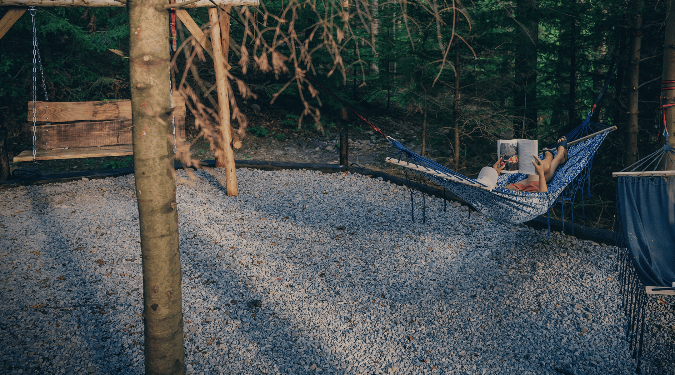 Wypoczynek na hamaku - strefa ciszy w lesie w Tarninowym Wzgórzu