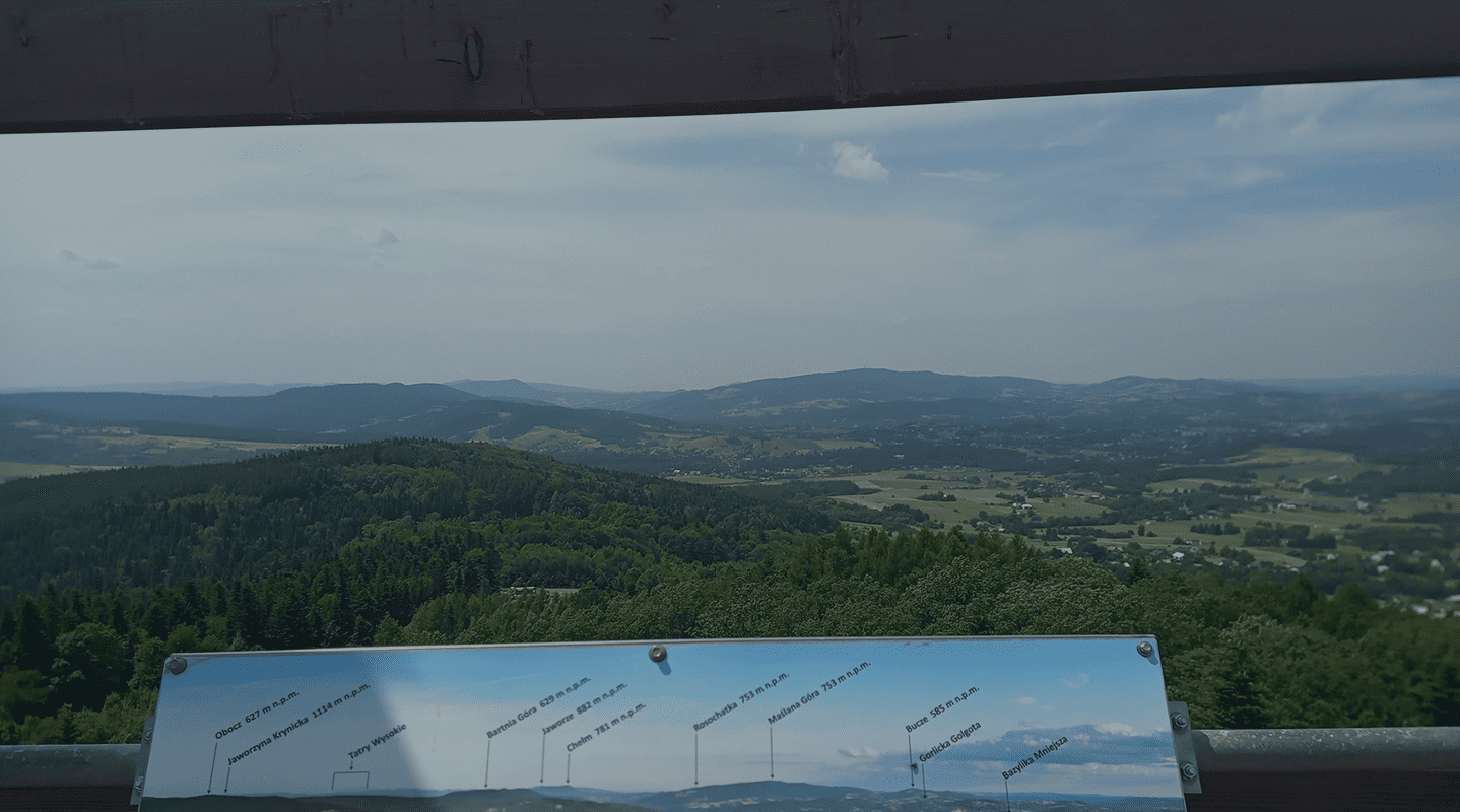 Widok z wieży widokowej na Łysuli - świetny cel na weekend w górach z dziećmi. 