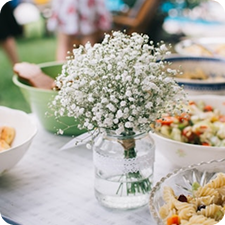 stol z kwiatami wesele w gorach tarninowe wzgorze