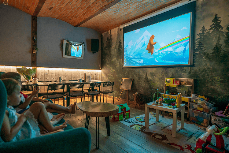 wakacje w gorach z dziecmi seans filmowy