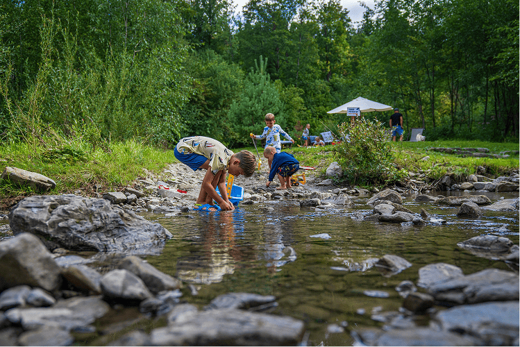 wakacje w gorach z dziecmi zabawa nad rzeka
